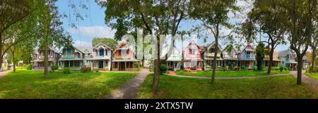 Wunderschöne farbenfrohe Lebkuchenhäuser, Cottages im Oak Bluffs Center, Martha's Vineyard Island in Massachusetts USA an einem sonnigen Sommertag Stockfoto