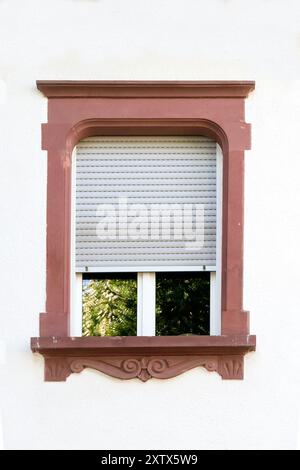 Detail des klassischen Fensters an der Hausfassade in Deutschland Stockfoto