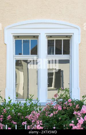 Detail des klassischen Fensters an der Hausfassade in Deutschland Stockfoto