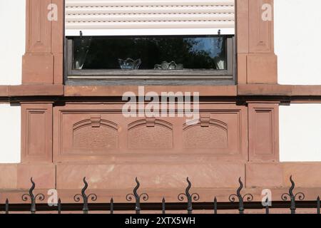 Detail des klassischen Fensters an der Hausfassade in Deutschland Stockfoto