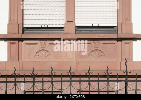 Detail des klassischen Fensters an der Hausfassade in Deutschland Stockfoto