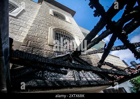 Qalqilya, Palästina. August 2024. Ein Palästinenser schaut aus dem Fenster seines zerstörten und verwüsteten Hauses, nachdem es von jüdischen Siedlern im Dorf JIT in der Nähe von Qalqilya im nördlichen besetzten Westjordanland angegriffen wurde. Jüdische Siedler griffen das palästinensische Dorf JIT an und verwüsteten den Ort, brannten Häuser und Autos in Brand und zerstörten öffentliches Eigentum, töteten einen Palästinenser und verletzten Dutzende. Quelle: SOPA Images Limited/Alamy Live News Stockfoto