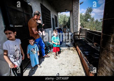 Qalqilya, Palästina. August 2024. Palästinenser untersuchen die Schäden an ihrem Haus, nachdem es von jüdischen Siedlern im Dorf JIT in der Nähe von Qalqilya im nördlichen besetzten Westjordanland angegriffen wurde. Jüdische Siedler griffen das palästinensische Dorf JIT an und verwüsteten den Ort, brannten Häuser und Autos in Brand und zerstörten öffentliches Eigentum, töteten einen Palästinenser und verletzten Dutzende. Quelle: SOPA Images Limited/Alamy Live News Stockfoto