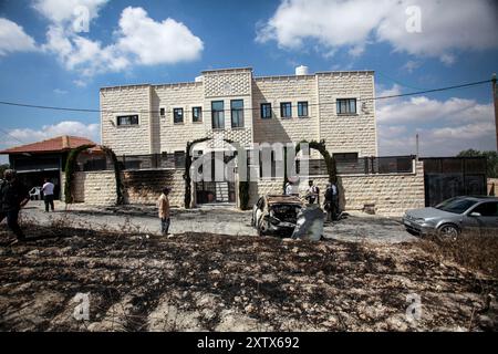 Qalqilya, Palästina. August 2024. Palästinenser untersuchen die Schäden an ihrem Haus, nachdem es von jüdischen Siedlern im Dorf JIT in der Nähe von Qalqilya im nördlichen besetzten Westjordanland angegriffen wurde. Jüdische Siedler griffen das palästinensische Dorf JIT an und verwüsteten den Ort, brannten Häuser und Autos in Brand und zerstörten öffentliches Eigentum, töteten einen Palästinenser und verletzten Dutzende. Quelle: SOPA Images Limited/Alamy Live News Stockfoto