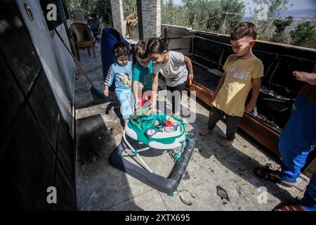 Qalqilya, Palästina. August 2024. Palästinensische Kinder untersuchen die Schäden an ihrem Haus, nachdem es von jüdischen Siedlern im Dorf JIT in der Nähe von Qalqilya im nördlichen besetzten Westjordanland angegriffen wurde. Jüdische Siedler griffen das palästinensische Dorf JIT an und verwüsteten den Ort, brannten Häuser und Autos in Brand und zerstörten öffentliches Eigentum, töteten einen Palästinenser und verletzten Dutzende. Quelle: SOPA Images Limited/Alamy Live News Stockfoto