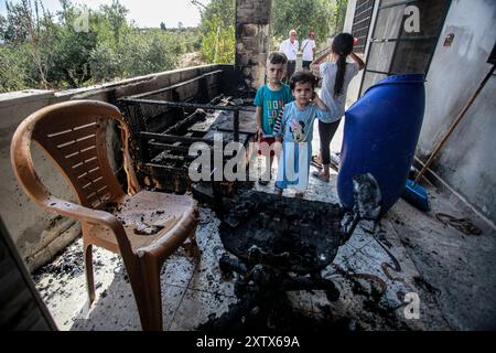 Qalqilya, Palästina. August 2024. Palästinensische Kinder untersuchen die Schäden an ihrem Haus, nachdem es von jüdischen Siedlern im Dorf JIT in der Nähe von Qalqilya im nördlichen besetzten Westjordanland angegriffen wurde. Jüdische Siedler griffen das palästinensische Dorf JIT an und verwüsteten den Ort, brannten Häuser und Autos in Brand und zerstörten öffentliches Eigentum, töteten einen Palästinenser und verletzten Dutzende. Quelle: SOPA Images Limited/Alamy Live News Stockfoto