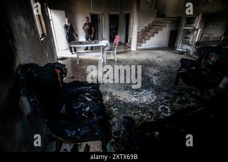 Qalqilya, Palästina. August 2024. Palästinenser untersuchen die Schäden an ihrem Haus, nachdem es von jüdischen Siedlern im Dorf JIT in der Nähe von Qalqilya im nördlichen besetzten Westjordanland angegriffen wurde. Jüdische Siedler griffen das palästinensische Dorf JIT an und verwüsteten den Ort, brannten Häuser und Autos in Brand und zerstörten öffentliches Eigentum, töteten einen Palästinenser und verletzten Dutzende. Quelle: SOPA Images Limited/Alamy Live News Stockfoto