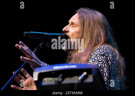 Jon Davison tritt mit YES am 14. August 2024 in Hollywood, Florida auf. Die Vorstellung war der Eröffnungsabend ihrer Sommertour mit Deep Purple. (Foto: Geoffrey Clowes/SIPA USA) Stockfoto