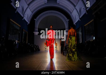 London, UK, 16. August 2024. Der nigerianische Designer Adebayo Oke-Lawal präsentiert während der neuesten Fashion in Motion Show im Victoria and Albert Museum Entwürfe von seinem Label Orange Culture. Quelle: Eleventh Photography/Alamy Live News Stockfoto