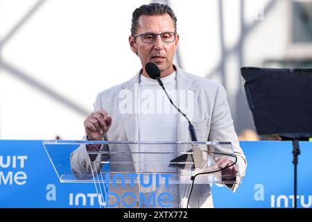 INGLEWOOD, LOS ANGELES, KALIFORNIEN, USA - 15. AUGUST: CEO von Intuit Sasan K. Goodarzi spricht auf der Bühne der Intuit Dome Grand Opening - Ribbon Cutting Ceremony and Red Carpet, die am 15. August 2024 im Intuit Dome in Inglewood, Los Angeles, Kalifornien, USA stattfand. (Foto: Xavier Collin/Image Press Agency) Stockfoto