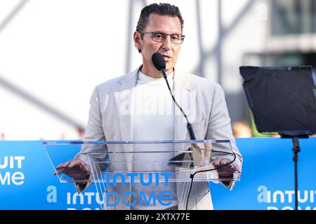 INGLEWOOD, LOS ANGELES, KALIFORNIEN, USA - 15. AUGUST: CEO von Intuit Sasan K. Goodarzi spricht auf der Bühne der Intuit Dome Grand Opening - Ribbon Cutting Ceremony and Red Carpet, die am 15. August 2024 im Intuit Dome in Inglewood, Los Angeles, Kalifornien, USA stattfand. (Foto: Xavier Collin/Image Press Agency) Stockfoto