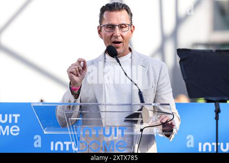 INGLEWOOD, LOS ANGELES, KALIFORNIEN, USA - 15. AUGUST: CEO von Intuit Sasan K. Goodarzi spricht auf der Bühne der Intuit Dome Grand Opening - Ribbon Cutting Ceremony and Red Carpet, die am 15. August 2024 im Intuit Dome in Inglewood, Los Angeles, Kalifornien, USA stattfand. (Foto: Xavier Collin/Image Press Agency) Stockfoto