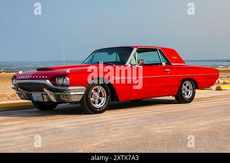 1964 Ford Thunderbird auf dem Bürgersteig. Stockfoto