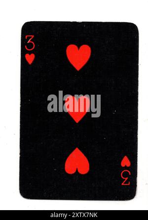 Eine Vintage-schwarze Dreier-Herzspielkarte isoliert auf weißem Hintergrund. Stockfoto