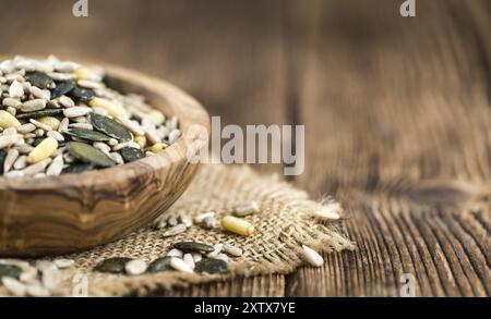 Mixed Seeds (Nahaufnahme, selektiver Fokus) auf Vintage-Holz-Hintergrund Stockfoto