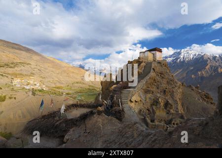 Ein breiter Blick auf den Wachturm des alten Klosters und seinen beeindruckenden Blick auf das neue Kloster, die Berge und das Spiti-Tal darunter in Dhankar, Himachal Stockfoto