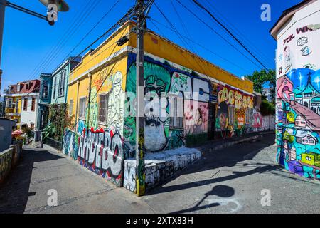 Farbenfrohe und helle Graffiti an den Wänden in Valparaiso, Chile Stockfoto