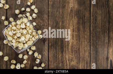 Frische Popcorn auf einem vintage Hintergrund als detaillierte Nahaufnahme Stockfoto