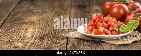 Gewürfelte Tomaten auf Vintage-Hintergrund als detaillierte Nahaufnahme erschossen (Tiefenschärfe) Stockfoto