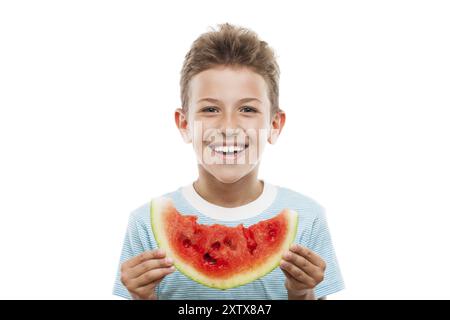 Schöne lächelnde Kinderjunge Hand hält rote reife Wassermelonen Obst-Essensscheibe weiß isoliert Stockfoto