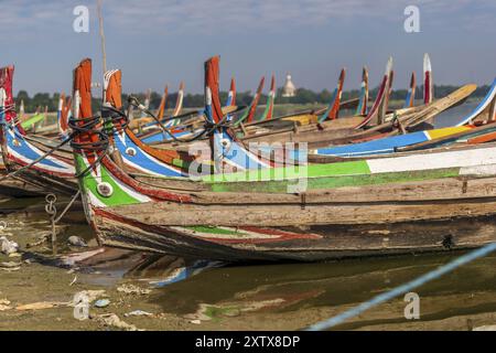 Farbenfrohe Boote vor der U Bein Brücke Stockfoto