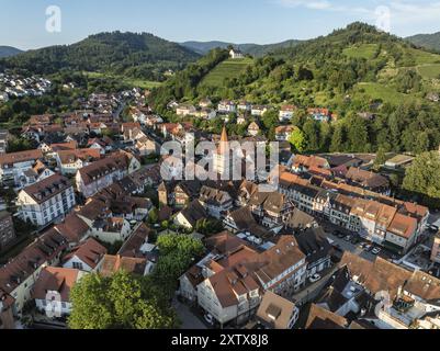 Die Altstadt von Gengenbach mit dem Haigeracher Tor, dem Stadttor und der Jakobuskapelle, Bergkapelle auf einem Weinberg, Sehenswürdigkeiten und Sehenswürdigkeiten von Stockfoto