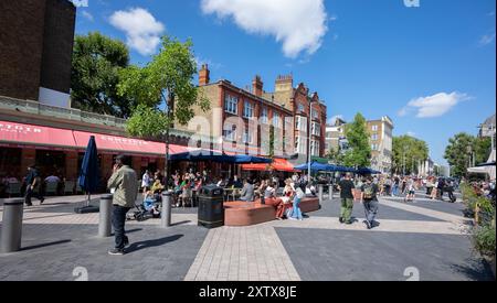 Cafés und Restaurants im Hochsommer auf der Exhibition Road in South Kensington, London, Großbritannien. August 2024. Stockfoto