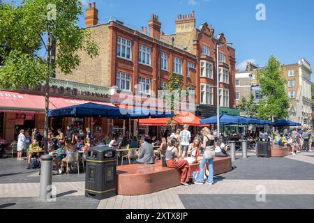 Cafés und Restaurants im Hochsommer auf der Exhibition Road in South Kensington, London, Großbritannien. August 2024. Stockfoto