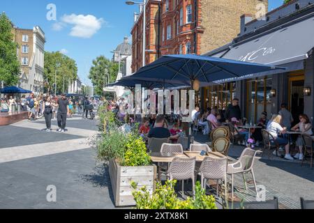 Cafés und Restaurants im Hochsommer auf der Exhibition Road in South Kensington, London, Großbritannien. August 2024. Stockfoto