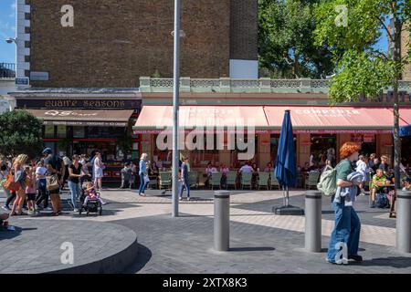 Cafés und Restaurants im Hochsommer auf der Exhibition Road in South Kensington, London, Großbritannien. August 2024. Stockfoto