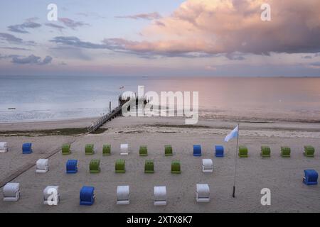 Pier und Liegestühle an der Nordseeküste, Abendlicht, Wyk, Foehr, Nordseeinsel, Nordfriesland, Schleswig-Holstein, Deutschland, Europa Stockfoto