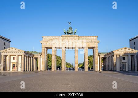 Panorama des berühmten Brandenburger Tors in Berlin ohne Menschen Stockfoto