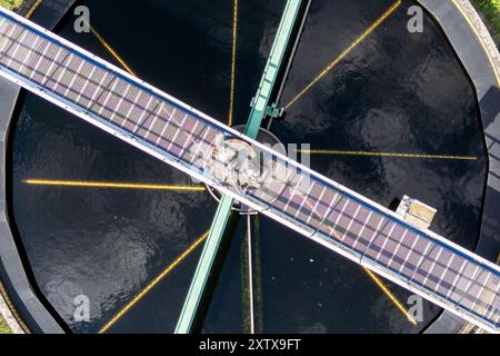 Berlin, Deutschland. August 2024. Ein Sekundärklärer in der Kläranlage Ruhleben der Berliner Wasserbetriebe. (Foto mit einer Drohne) Credit: Sebastian Gollnow/dpa/Alamy Live News Stockfoto