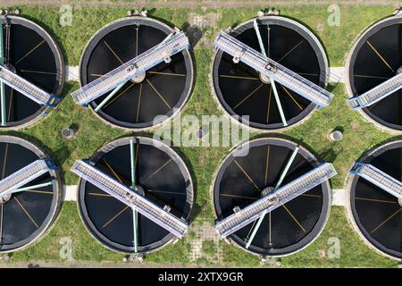 Berlin, Deutschland. August 2024. Sekundärklärer der Kläranlage Ruhleben der Berliner Wasserbetriebe. (Foto mit einer Drohne) Credit: Sebastian Gollnow/dpa/Alamy Live News Stockfoto