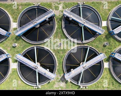 Berlin, Deutschland. August 2024. Sekundärklärer der Kläranlage Ruhleben der Berliner Wasserbetriebe. (Foto mit einer Drohne) Credit: Sebastian Gollnow/dpa/Alamy Live News Stockfoto