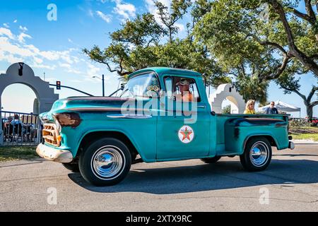 Gulfport, MS - 2. Oktober 2023: Low-perspektivische Seitenansicht eines 1957 Chevrolet 3100 Pickup Trucks auf einer lokalen Autoshow. Stockfoto