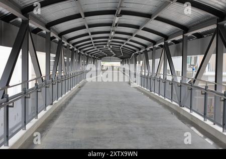 Fußgängerweg oder Korridor oder Flur zwischen Bahnhof und anderem Gebäude. Stockfoto