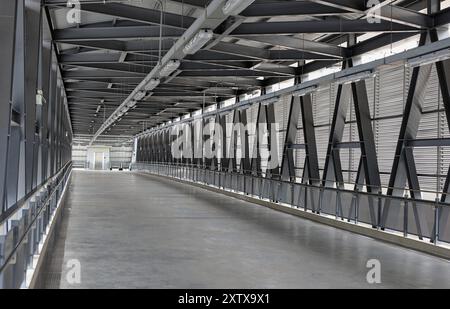 Fußgängerweg oder Korridor oder Flur zwischen Bahnhof und anderem Gebäude. Stockfoto