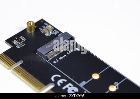 Nahaufnahme Speicher-Controller-Adapter M2 NVME auf PCIe X16-Karte isoliert auf weißem Hintergrund. Stockfoto