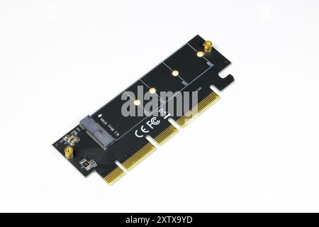 Speicher-Controller-Adapter M2 NVME auf PCIe X16-Karte isoliert auf weißem Hintergrund. Stockfoto