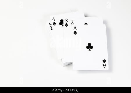 Fliegende Spielkarte für Poker und Glücksspiel, oben mit Joker - isoliert auf weißem Hintergrund. Stockfoto