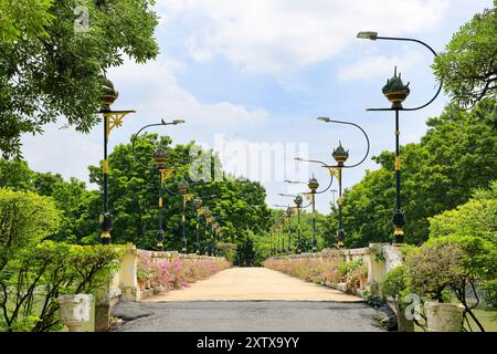 Gasse, Fußgängerweg entlang des Baumes im tropischen Garten. Stockfoto