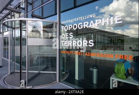 Berlin, Deutschland. August 2024. Blick auf den Eingang zu einer Ausstellungshalle auf dem Gelände des Dokumentationszentrums Topographie des Terrors. Quelle: Monika Skolimowska/dpa/Alamy Live News Stockfoto