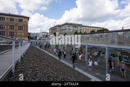 Berlin, Deutschland. August 2024. Die Menschen laufen über das Gelände des Dokumentationszentrums für die Topographie des Terrors. Quelle: Monika Skolimowska/dpa/Alamy Live News Stockfoto