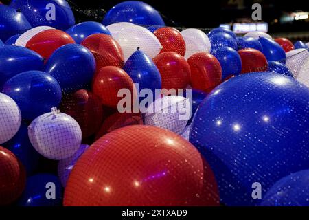 15. August 2024: Ballons, in Netze gewickelt, um den Boden der Arena des United Center. Sie warten darauf, bis sie bis zur Decke angehoben werden, um sie am Ende des Demokratischen Nationalkonvents nächste Woche fallen zu lassen (Credit Image: © Chris Riha/ZUMA Press Wire) NUR REDAKTIONELLE VERWENDUNG! Nicht für kommerzielle ZWECKE! Stockfoto