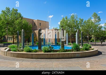 Student spaziert vorbei an Granitsäulenbrunnen mit dem Titel „Tribute to Mother Earth“ auf dem Campus der Universität New Mexico — Albuquerque NM, April 2024 Stockfoto