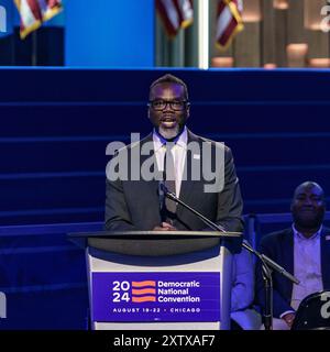 15. August 2024: Der Bürgermeister von Chicago, BRANDON JOHNSON, spricht auf dem Podium vor der Presse, das für die Demokratische Nationalversammlung im United Center von Chicago enthüllt wird (Credit Image: © Chris Riha/ZUMA Press Wire). Nicht für kommerzielle ZWECKE! Stockfoto