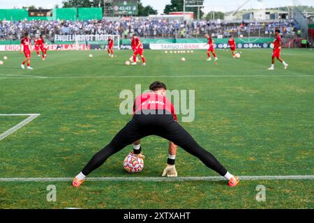 15. August 2024, Bayern, Würzburg: Fußball: DFB-Cup, Würzburger Kickers - TSG 1899 Hoffenheim, 1. Runde: Die Würzburger Kickers wärmen sich vor dem Spiel auf. Foto: Daniel Vogl/dpa - WICHTIGER HINWEIS: Gemäß den Vorschriften der DFL Deutschen Fußball-Liga und des DFB Deutschen Fußball-Bundes ist es verboten, im Stadion und/oder im Spiel aufgenommene Fotografien in Form von sequenziellen Bildern und/oder videoähnlichen Fotoserien zu verwenden oder zu nutzen. Stockfoto