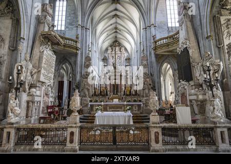 Blick in den Chor und Altar des Münsters von Salem mit verschiedenen Stilen wie Spätgotik, Barock, Rokoko, Klassizismus, Salem, Bodensee, Con Stockfoto