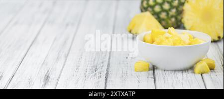 Frische Ananas (geschnitten) auf einer vintage Hintergrund als detaillierte Nahaufnahme Stockfoto